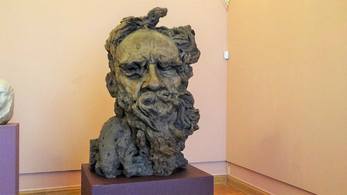 Степан Эрьзя, знаменитый в своё время скульптор, мог бы стать аргентинской знаменитостью, но уехал на родину. Портрет Льва Толстого, созданный им во время жизни в Аргентине.