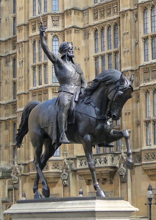Памятник королю Ричарда в Англии.