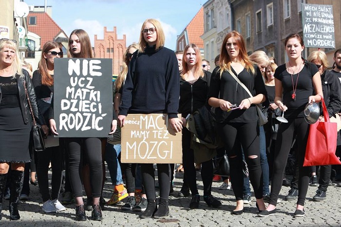 Чёрный протест объединил тысячи женщин Польши.