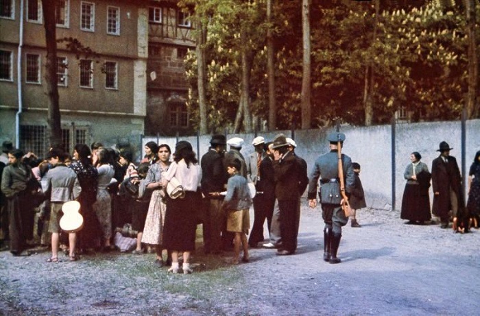 Арестованные цыгане, включая представителей среднего класса, ждут отправки в концлагерь.