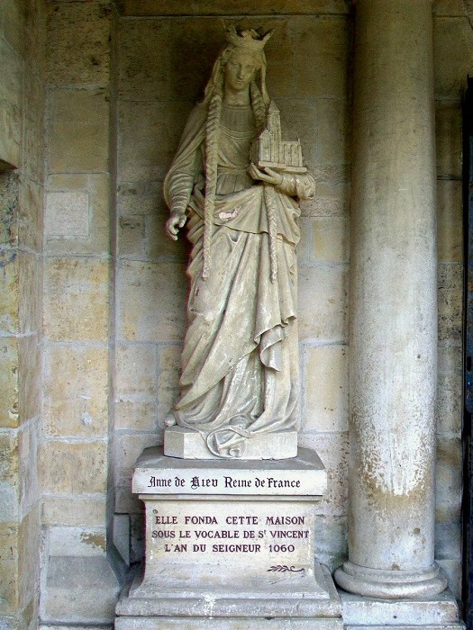 Французский памятник Анне, поставленный в семнадцатом веке, изображает её с монастырём, который она основала, чтобы замолить свою грешную любовь с Раулем.