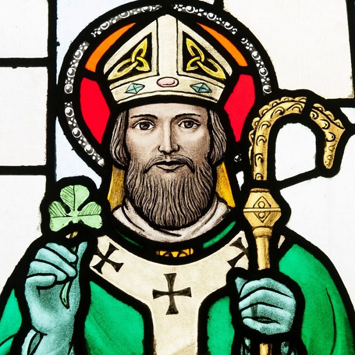 Святой Патрик с трилистником как символом Святой Троицы в руке.