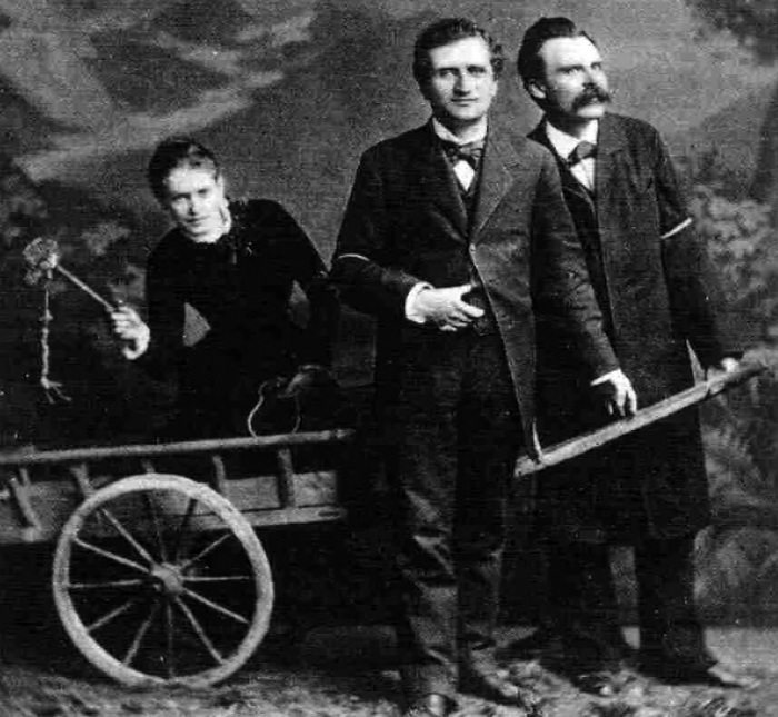 В этой фотографии с Реё и Ницше из-за плётки в руках Саломе часто видят сексуальный подтекст. Зигмунд Фрейд, который был лично знаком с Саломе, мог бы сказать кое-что на счёт подобных выводов.