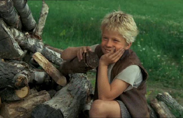 Кадр из шведского фильма о Расмусе-бродяге, мальчике, который сбежал из приюта и стал дружить с незнакомым мужчиной.