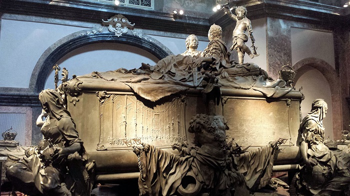 Надгробья могил королей и королев нередко представляют из себя парные скульптуры, но другой такой оригинальной не сыскать.