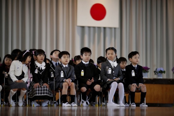 Японский гимн исполняют в разных ситуациях, в школах тоже.