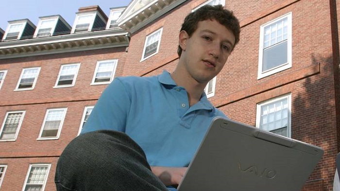 Для своей первой социальной сети Цукерберг вскрыл базу данных университета.