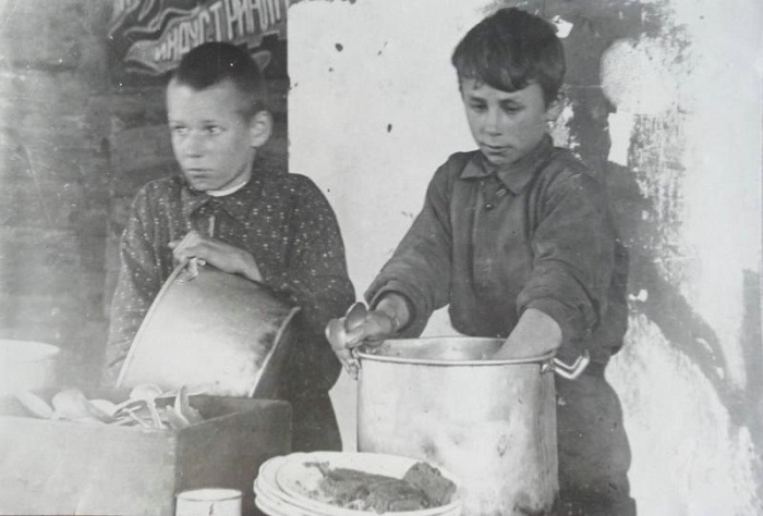 Мыть посуду на кухне кабака или большого господского дома было не тем же самым, что подежурить по лагерной или школьной столовой.