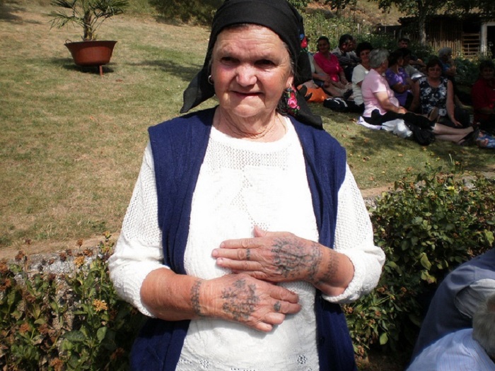 Женщины с традиционными татуировками всё ещё встречаются на Балканах.