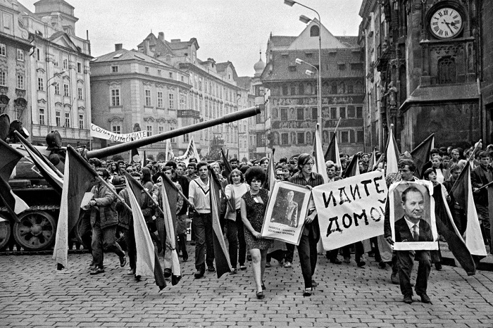 Протест во время ввода войск, Чехословакия.