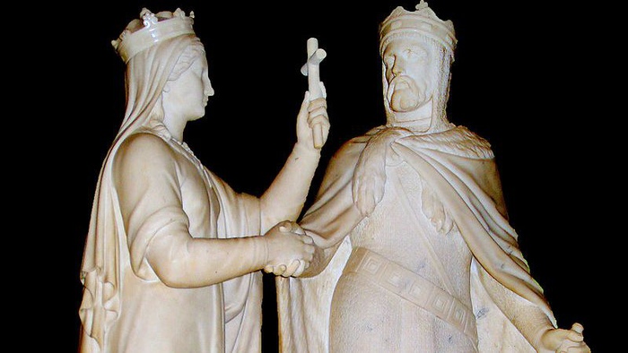 На памятнике Ядвиге и Ягайло королева как бы жмёт жениху руку, но как бы и отгораживается от него крестом. Скульптор, конечно, имел в виду не это.