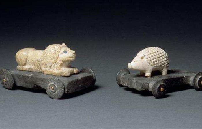 Мультики каменного века и чихуахуа на колёсиках: самые старые детские игрушки.