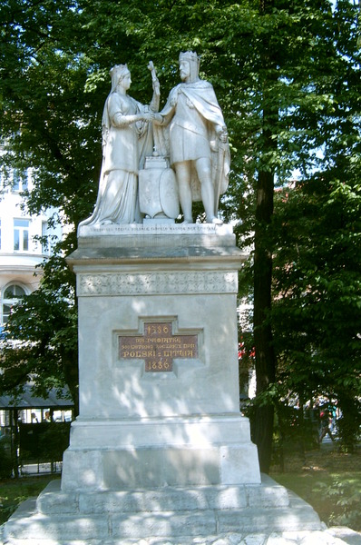 Памятник союзу Ядвиги и Ягайло.