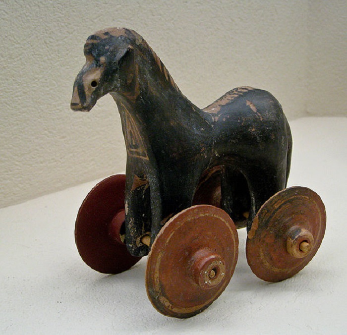 Дети Древней Греции и Рима обожали лошадок на колёсиках.