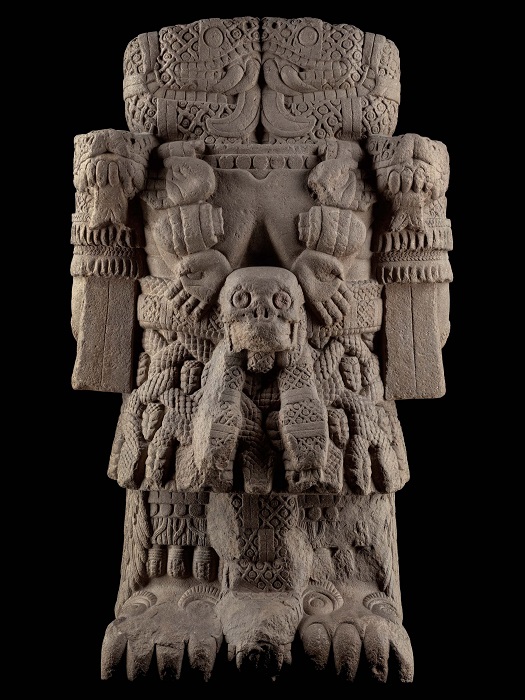Торс Коатликуэ, почти как у индийской богини Кали, украшен отрубленными руками и черепом.