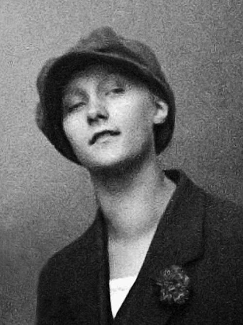 Астрид Линдгрен нравилось жить в ревущие двадцатые. Она носила кепки и шляпы, брюки и галстуки и чувствовала ветер свободы.