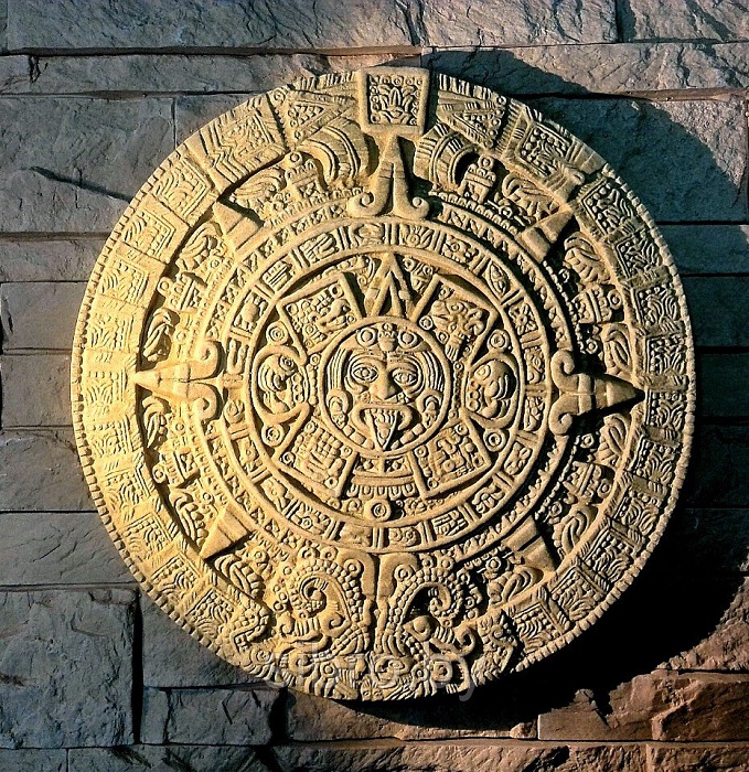 Календарь майя не подделка, но сделали его люди, обладающие тайным знанием происхождения человека от кукурузы.