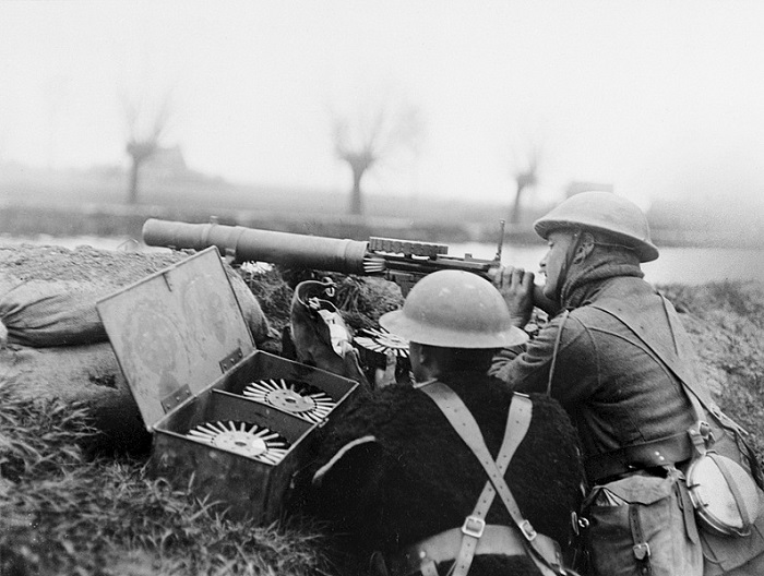 Пулемёты и пулемётчики времён Первой Мировой выглядели порой гротескно.