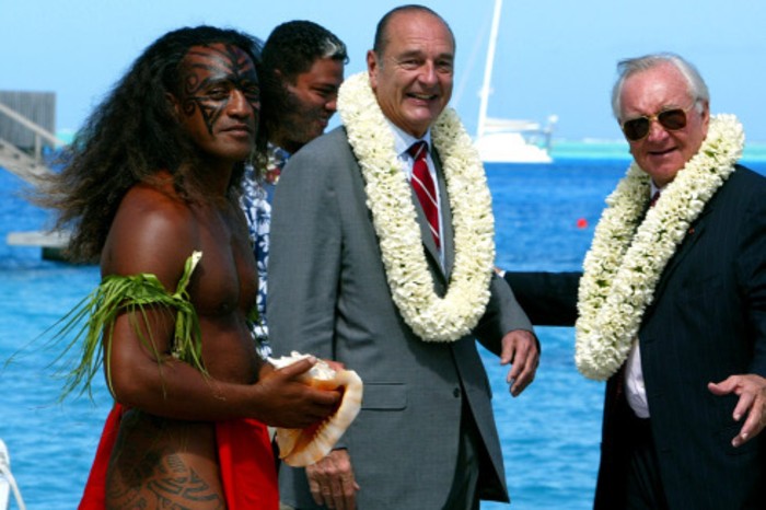 Председатель правительства Французской Полинезии и масон Гастон Флосс (справа) встречает на Таити Жака Ширака.