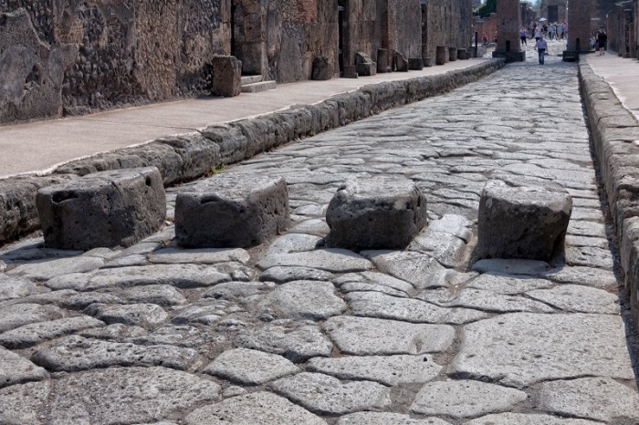 Пешеходный переход в Помпеях.