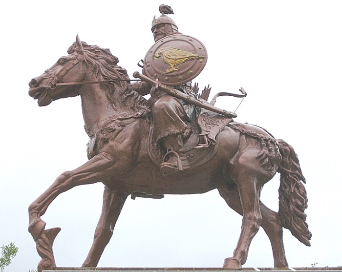 Памятник основателю государства хану Аспаруху в Болгарии. Изначально конными сражались в Болгарии только степняки-булгары.