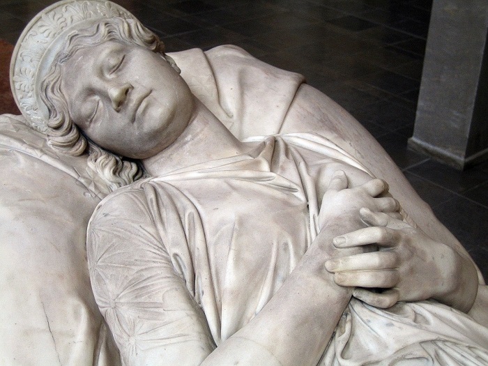Скульптура на саркофаге королевы Луизы.