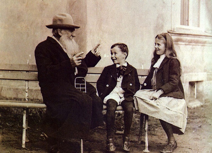 Лев Толстой любил, когда дети его слушают. И взрослые. Он любил, чтобы всё внимание было обращено на него.