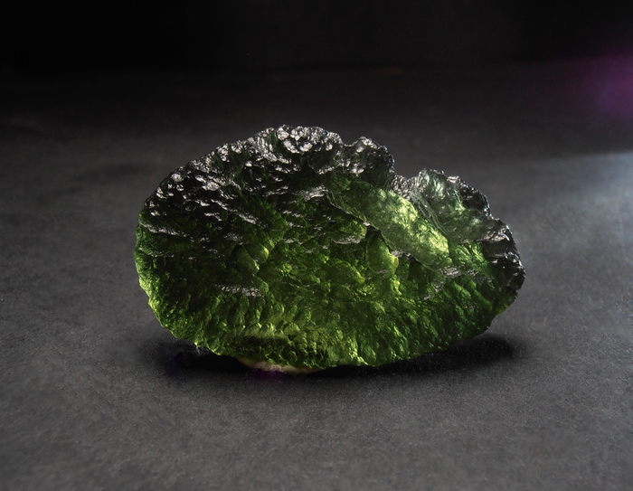 Влтавин — метеоритное стекло, которое пока не могут повторить люди.