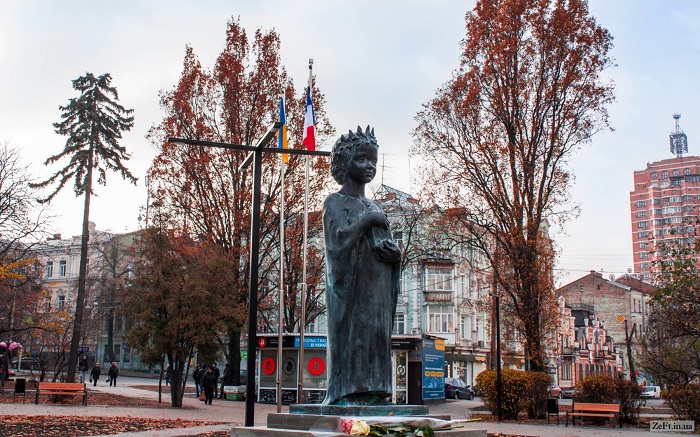 На памятнике в Киеве Анна изображена девочкой, вероятно, чтобы подчеркнуть, что Киеву она прежде всего дочь.