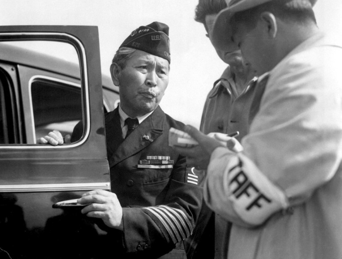 Японец-ветеран армии США, пересечённой в лагерь для японцев.