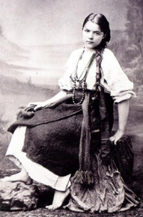 Став взрослой, Мария приезжала в гости к отцу на Полтаву. Портрет художницы в костюме полтавской крестьянки.