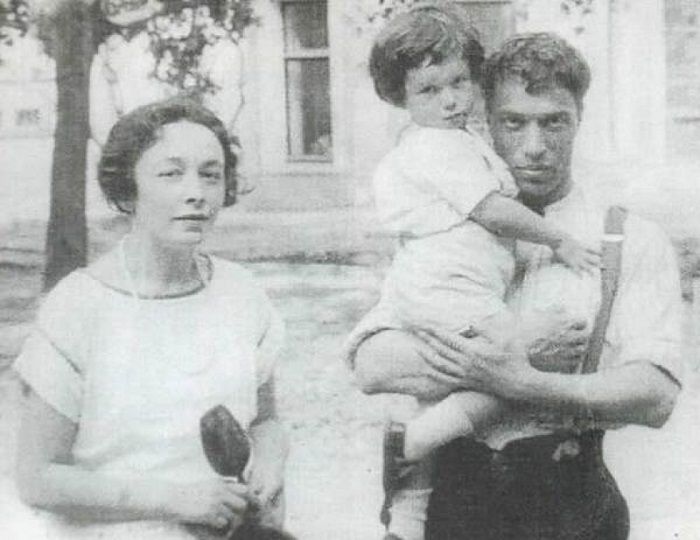 Борис Пастернак с Евгенией Лурье и сыном Женей.