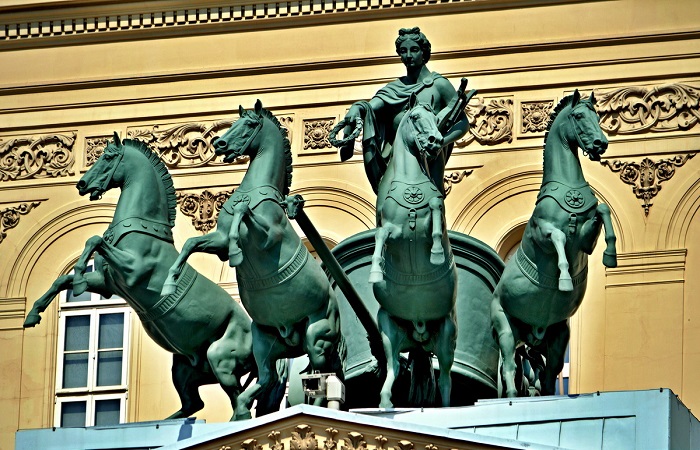 Статуя Аполлона до цензуры фиговым листочком.
