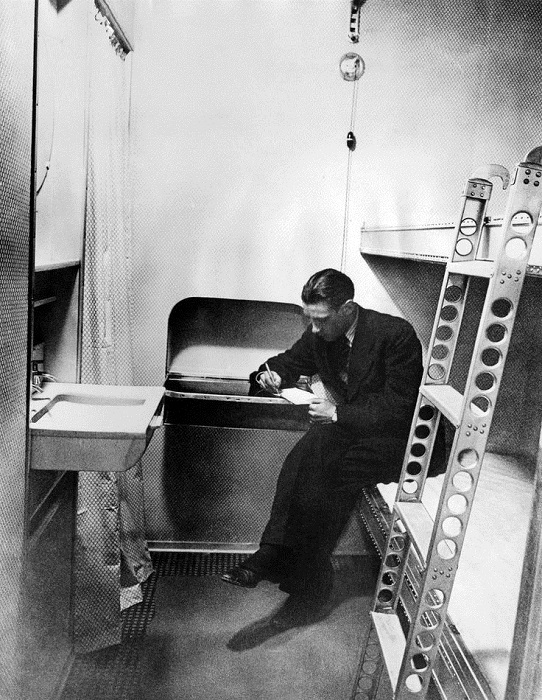 Пассажир в каюте. За шторкой - маленькая гардеробная, где можно было переодеться и оставить вещи. 1937 г.