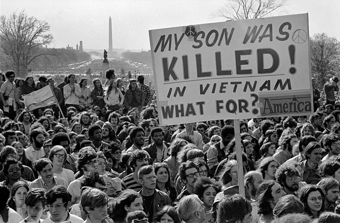 Протесты против войны во Вьетнаме американским правительством и населением воспринимались как антипатриотичные, участников подозревали в том, что они куплены коммунистами.