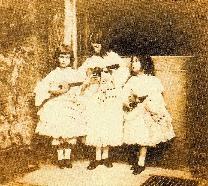 Троица Лидделл, шестилетняя Алиса слева. Фотография Льюиса Кэрролла.