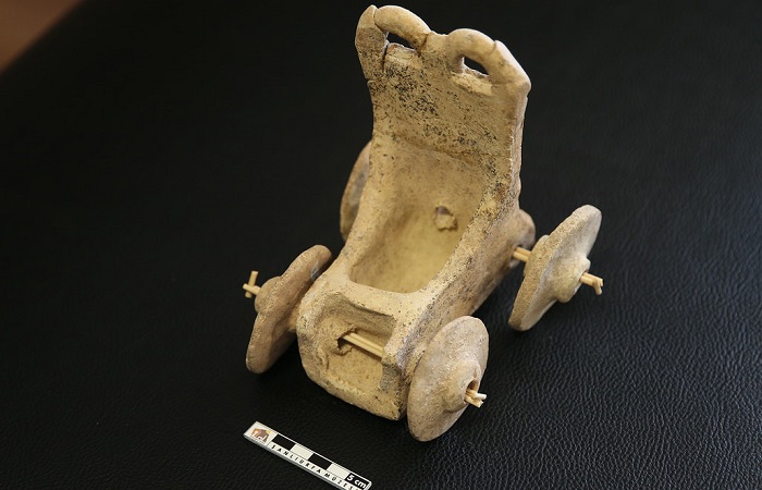Самую старую игрушечную повозку нашли в могиле греческого мальчика.