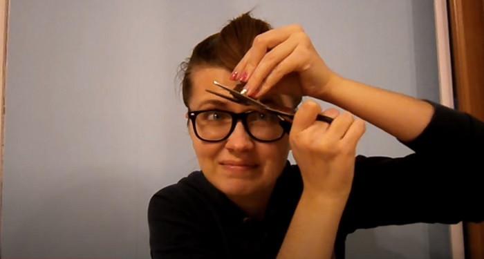 Девушка впервые делает себе стрижку каскад дома (скриншот из видео на ютуб-канале Halina life in USA).