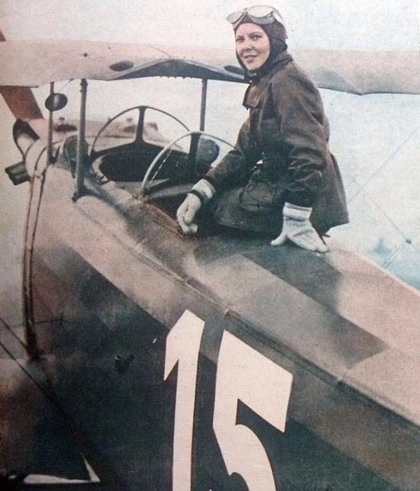 Первая лётчица Турции Сабиха Гёкчен.