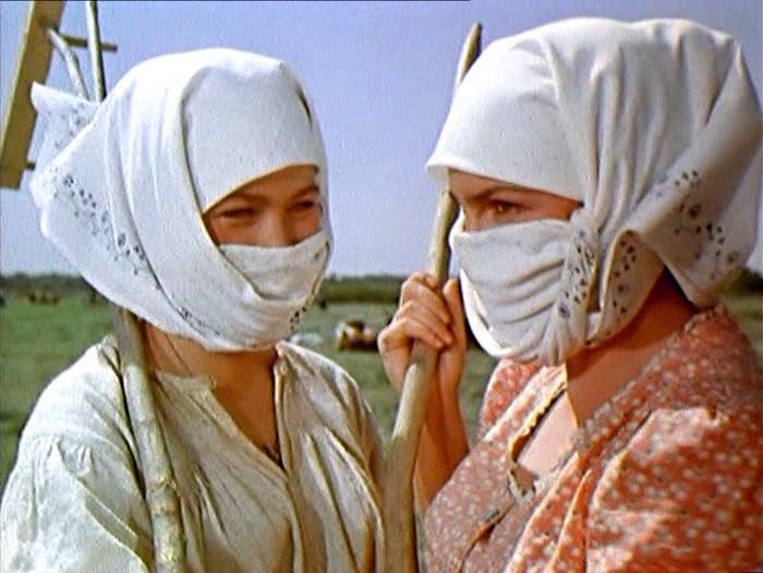Кадр из фильм *Тихий Дон* показывает казачек в зануздалках - платках, защищающих кожу лица от фотостарения.