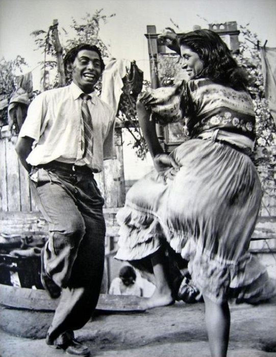 Танцующая цыганская пара. Фотография Матео Максимова.