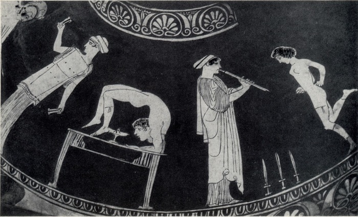 Античные цирковые номера: демонстрация гибкости и быстрый танец вокруг мечей.