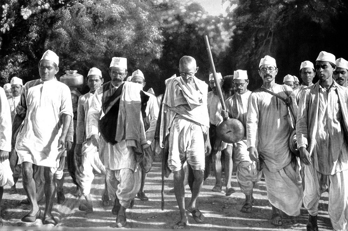 Мирная акция Ганди против налогов на добычу соли.