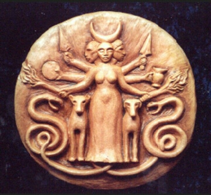 Культ богини Гекаты пришёл в Грецию из Малой Азии, а позже был подхвачен завоевателями-кельтами.