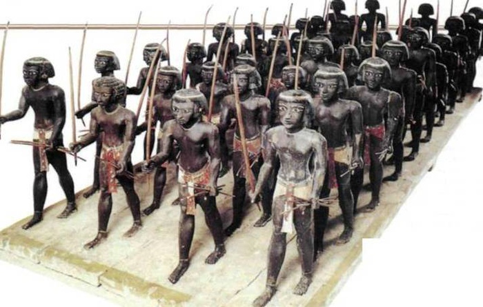 История нубийцев, предков современных суданцев, тесно связана с историей Древнего Египта. В том числе среди правителей египетских земель были нубийцы.