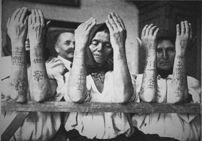 Старое фото женщин с татуировками.