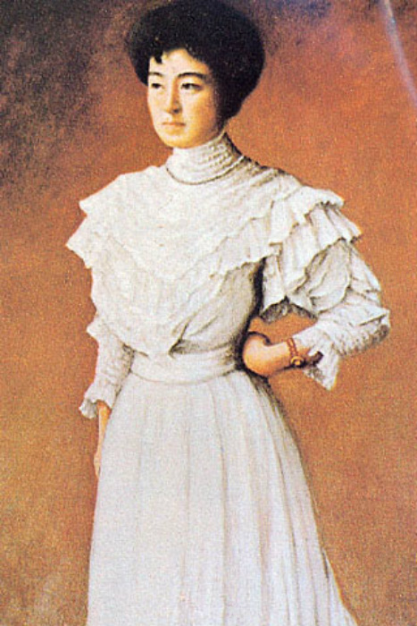 У Садаякко было почти европейское воспитание, и она охотно носила модные западные платья.