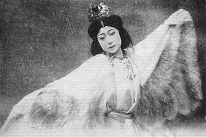 Садаякко прославилась как актриса, но начала она как гейша.