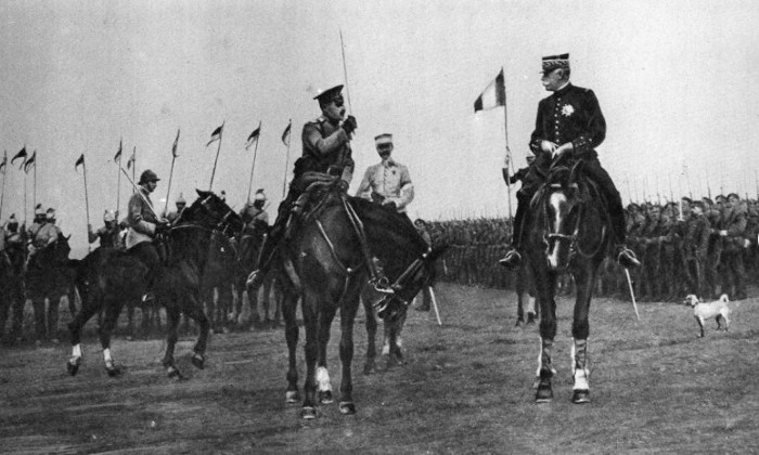 Максим Леонтьев приветствует французских союзников во время Первой Мировой войны.