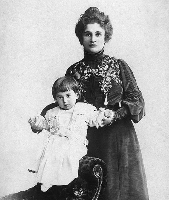 Мирра Лохвицкая с сыном Измаилом.